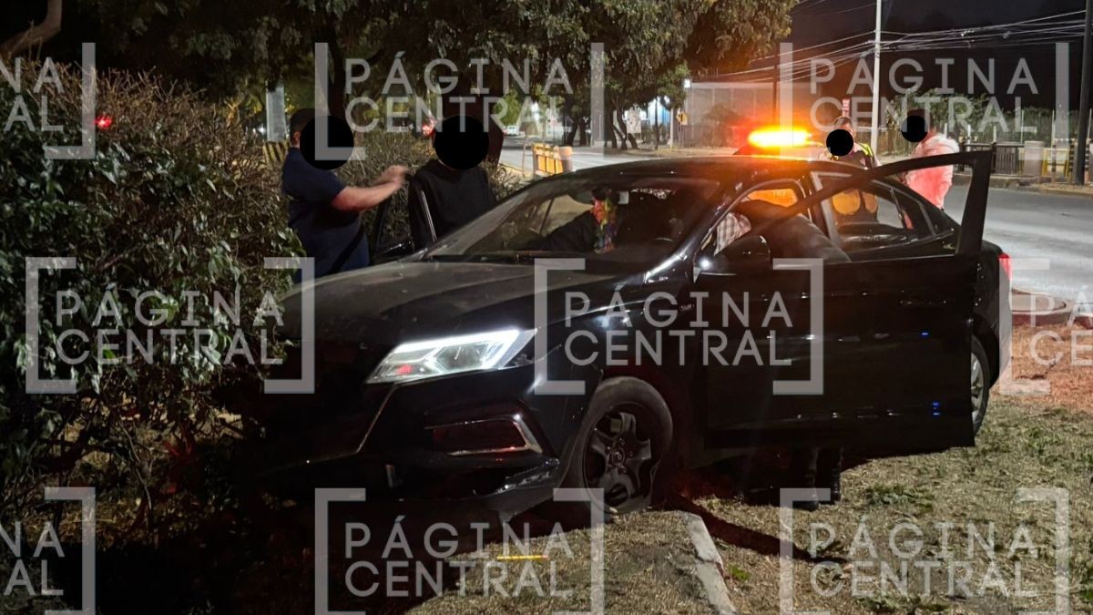 Terminó volcado: Conductor pierde el control del auto y sufre accidente 
