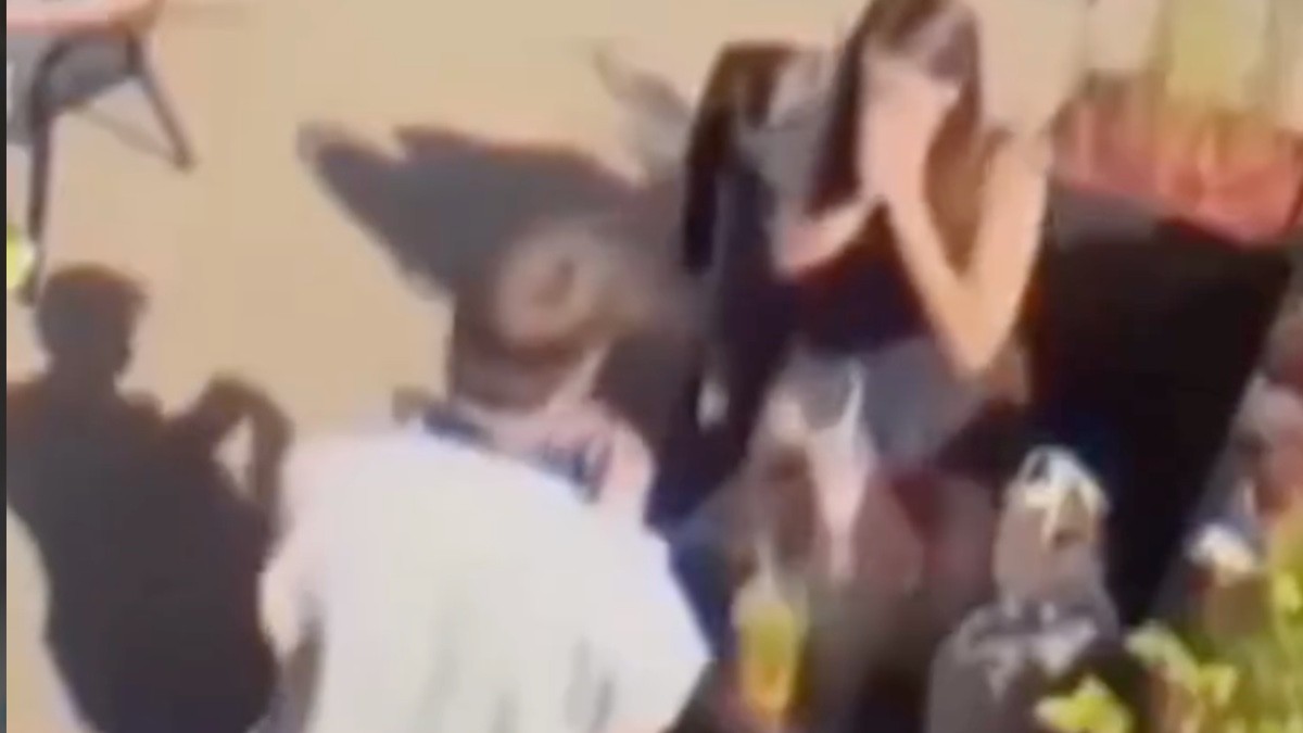 VIDEO ¡Propuesta termina mal! Se lo pide, lo rechaza, él la golpea y ella lo deja noqueado
