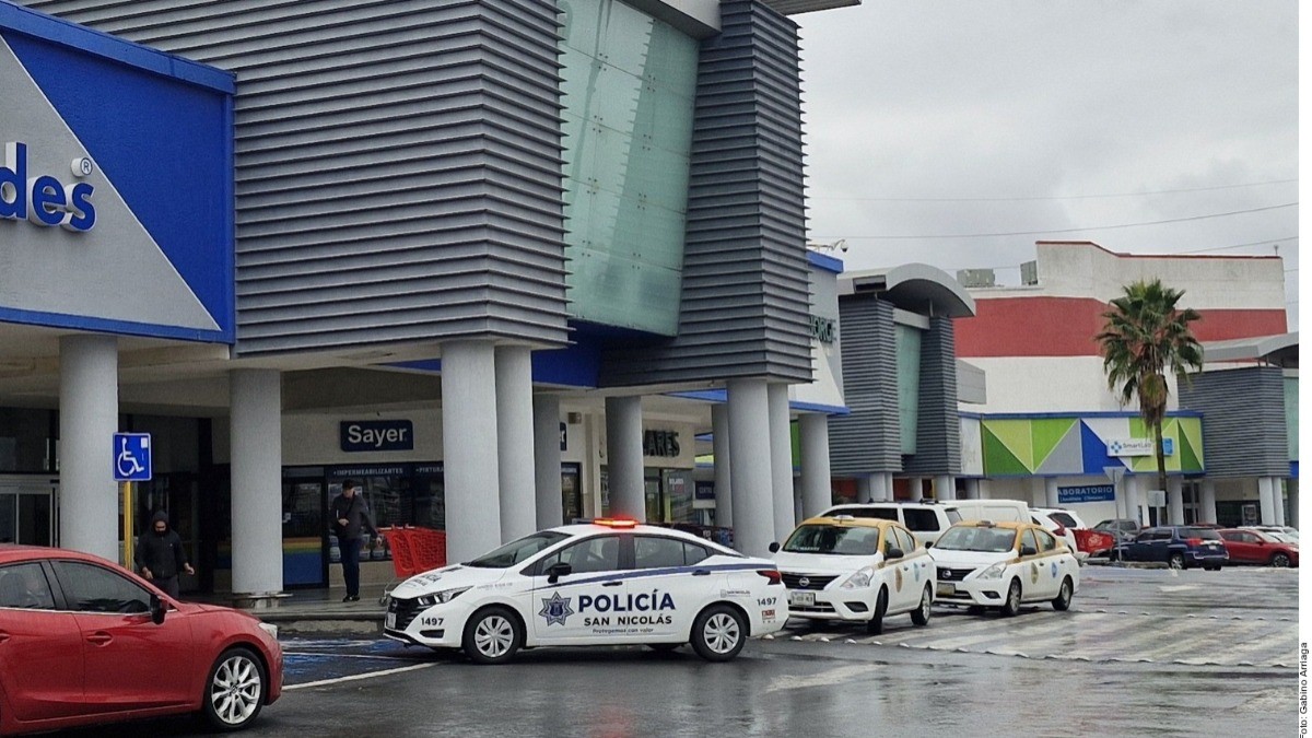 Asaltan joyería, ¡pero se les cae el botín al huir!