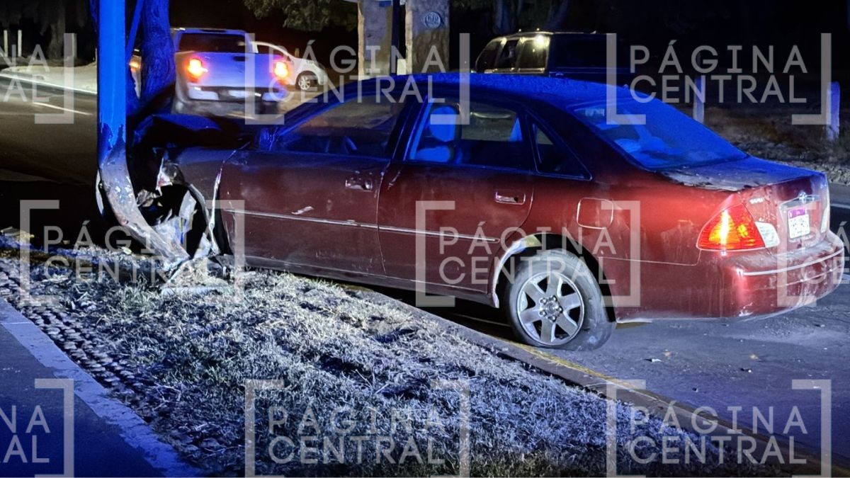 Termina chocando contra árbol: Conductor pierde el control de auto y se sube a camellón