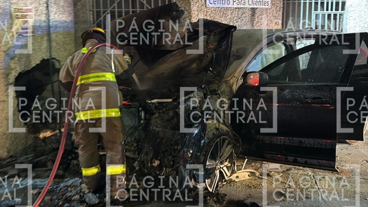 Conductora huye: Camioneta se impacta contra empresa y se incendia 