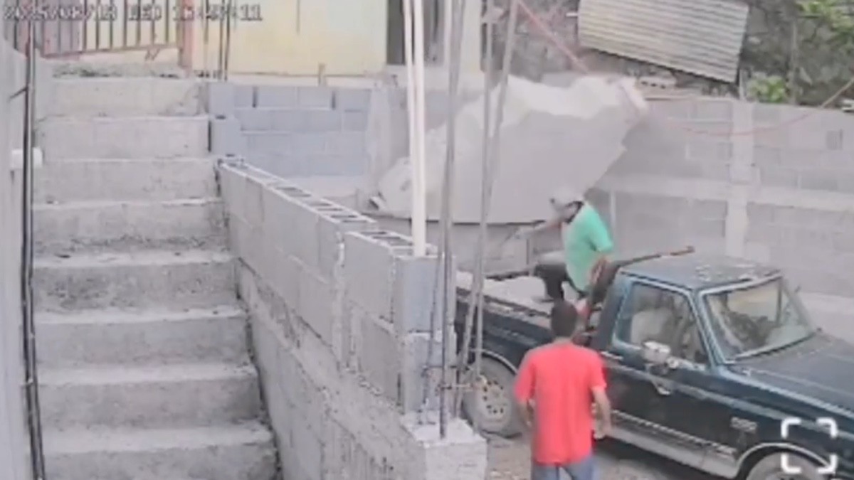 VIDEO ¡De milagro! Trabajador se salva de morir aplastado por apenas segundos