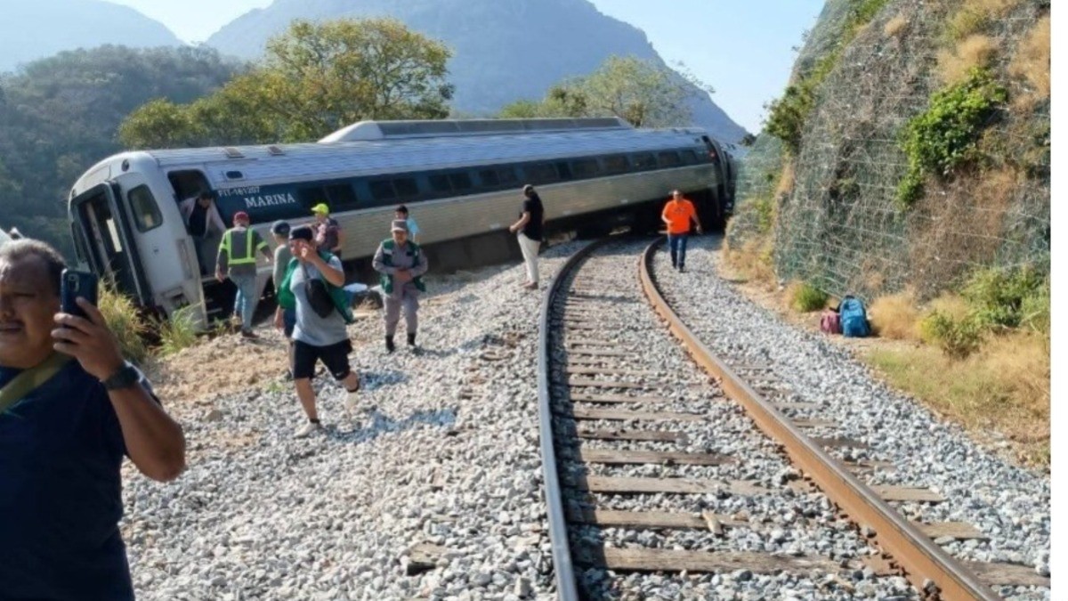 Tren insignia de la 4T: 13 muertos y 98 heridos