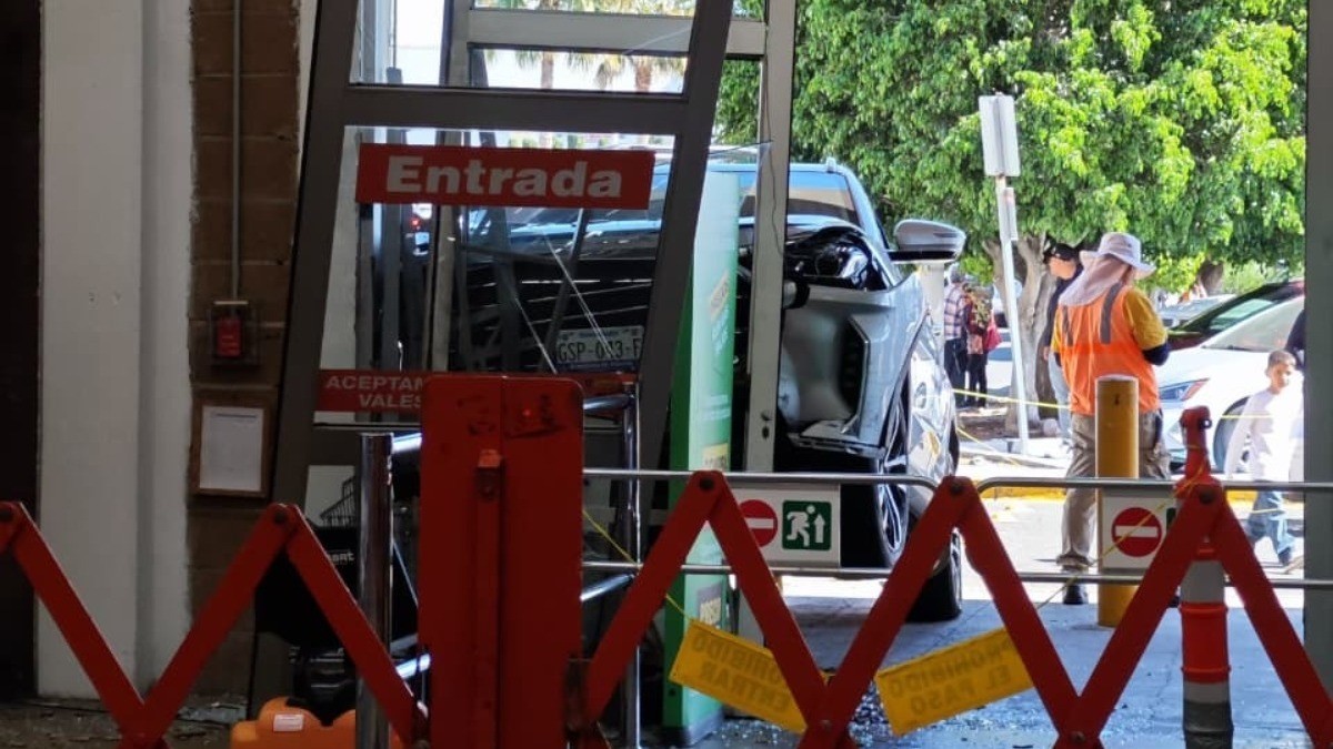 ¡Hasta la cocina! Mujer choca en Centro Max y se estampa en la puerta de Home Depot