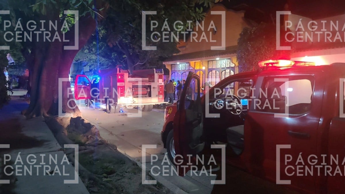 ¡Choca y luego se incendia! Falla mecánica termina en accidente en la León Moderno