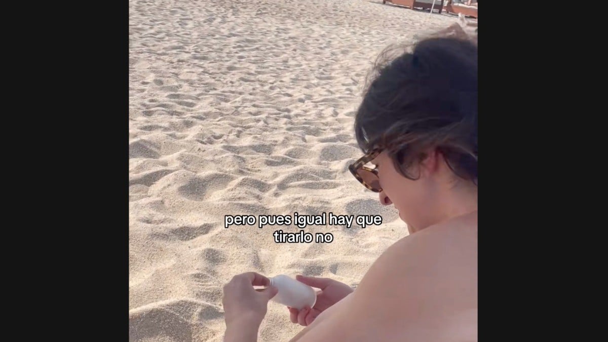 VIDEO Influencer limpiaba la playa con su amiga y halla botella con un misterioso mensaje