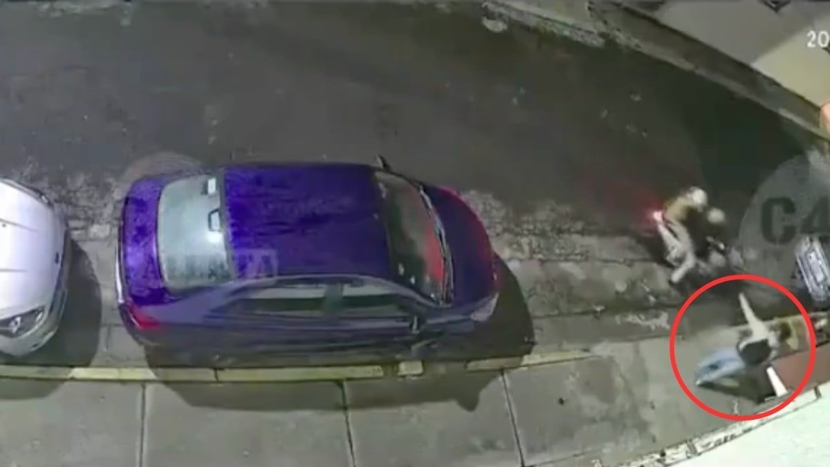 VIDEO Captan momento en el que rateros le quitan su aguinaldo a joven trabajador