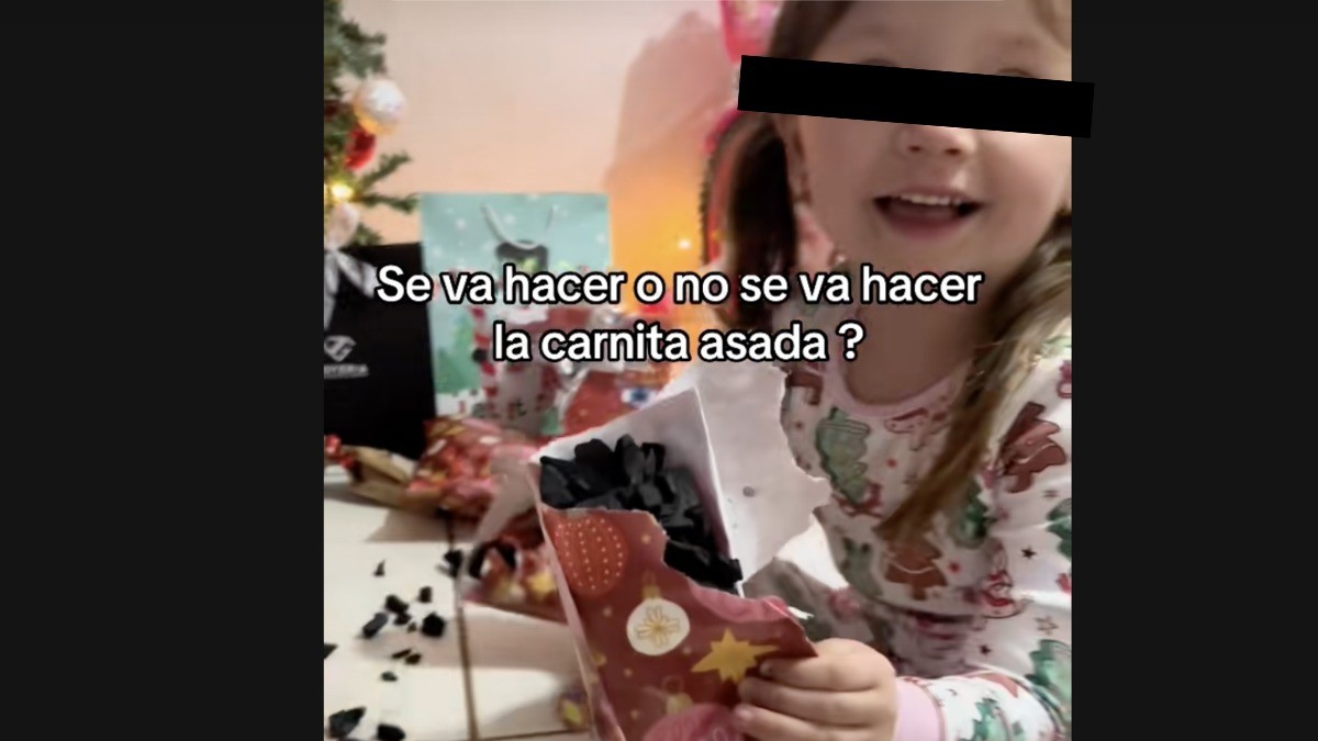 VIDEO ¡Santa le falla! Traen carbón a niña por “mal portada“ y ella arma la carnita asada