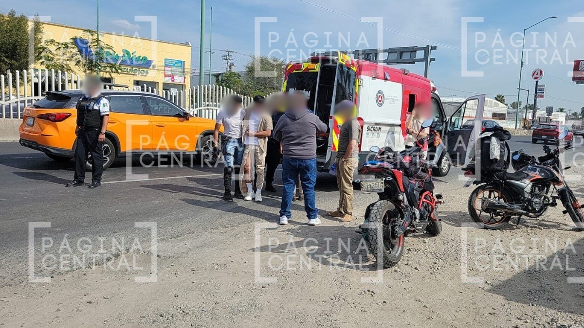 Mujer se cambia de carril sin cuidado y la choca otra moto, ¡los tres salieron volando!
