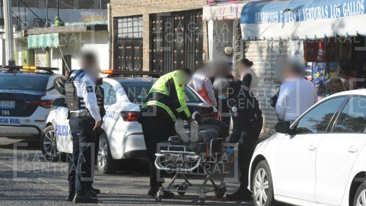 Mujer habría cruzado la calle sin cuidado y la atropelló auto, quedó tendida sin moverse