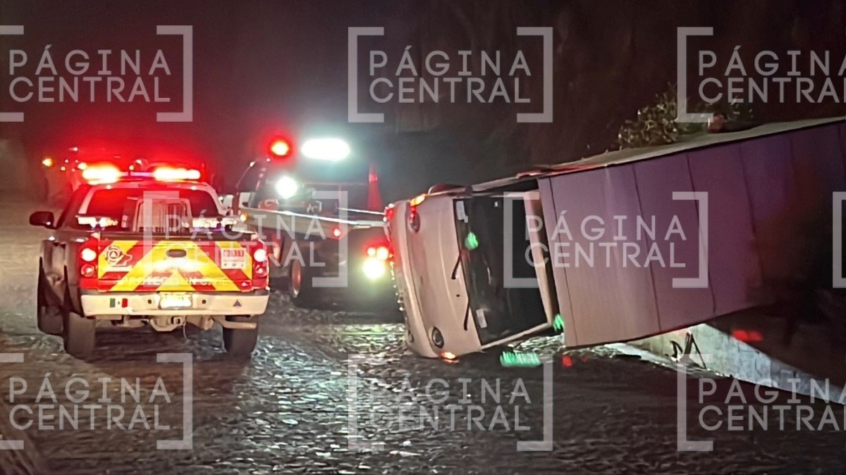 ¡Se quedó sin frenos! Vuelca camioneta de carga sobre Juan José Torres Landa