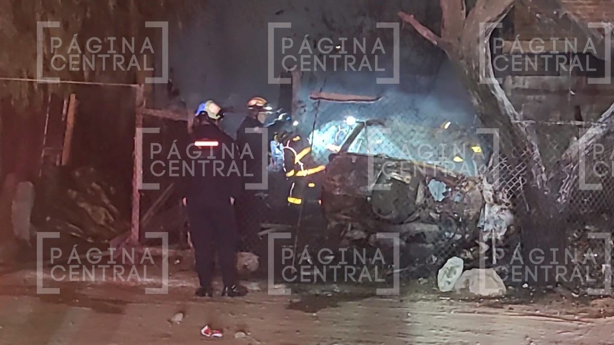 ¡Llamas alcanzan 5 metros! Incendio en taller mecánico de Villas de San Juan consume 4 autos