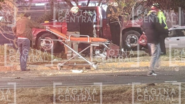 Una persona quedó atrapada: Choque entre Sedán y Tsuru deja camioneta volcada 