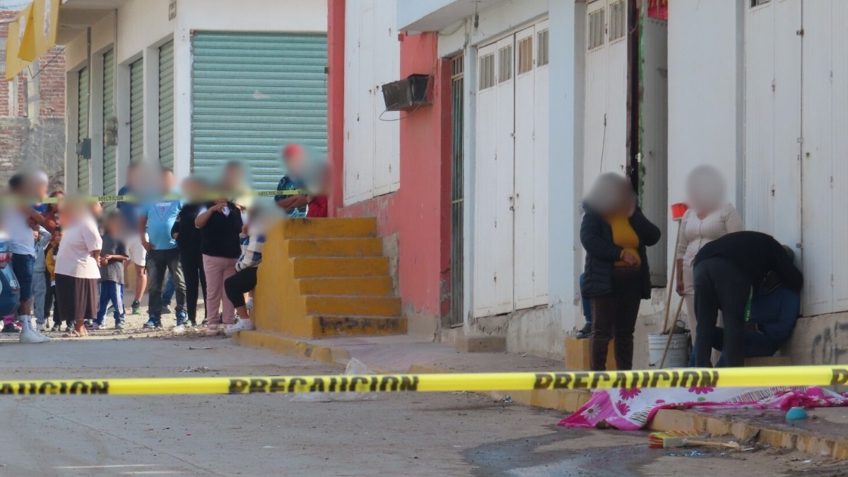 ¡Tragedia! Mujer barría la calle cuando murió atropellada; su esposo reconoció su cuerpo