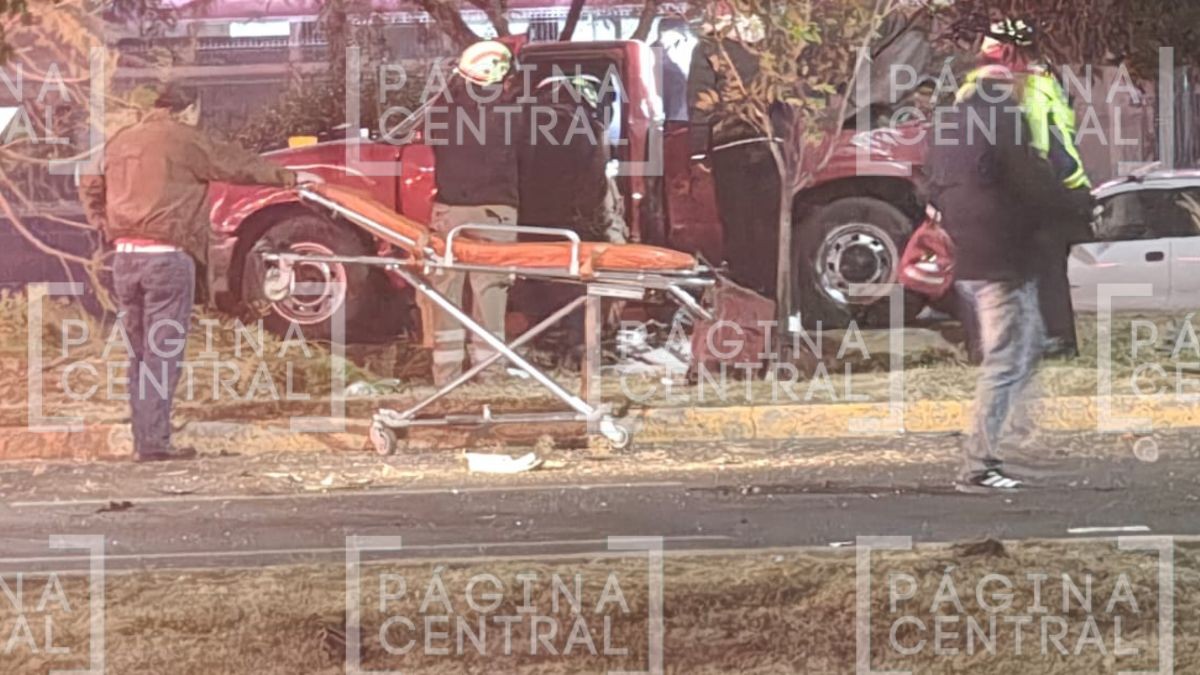 Una persona quedó atrapada: Choque entre Sedán y Tsuru deja camioneta volcada 