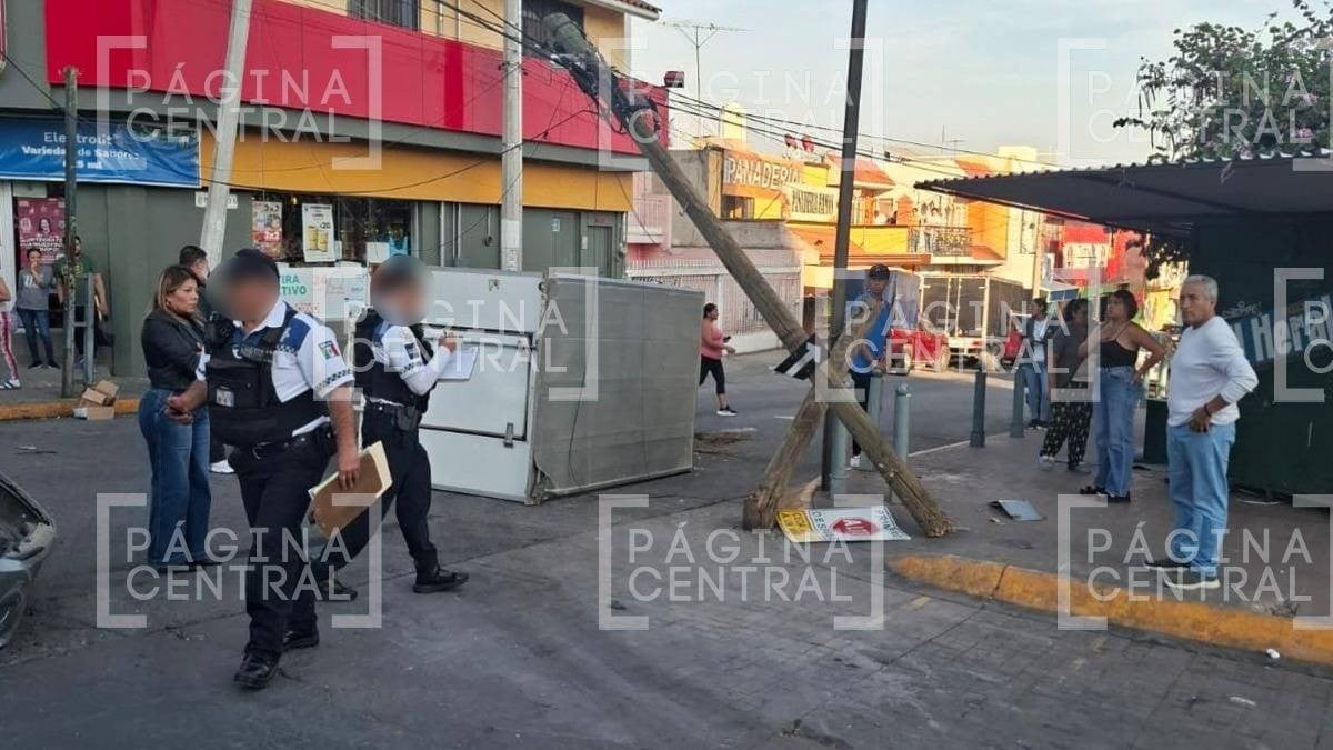 Camioneta choca contra auto, vuelca, termina de lado y tumba poste; esto es lo que pasó