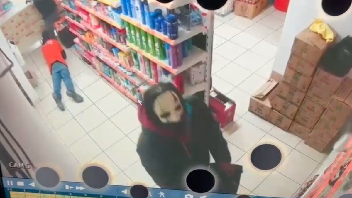 VIDEOS Graban asaltos simultáneos en tiendas; ¡sometieron a los empleados en el suelo!
