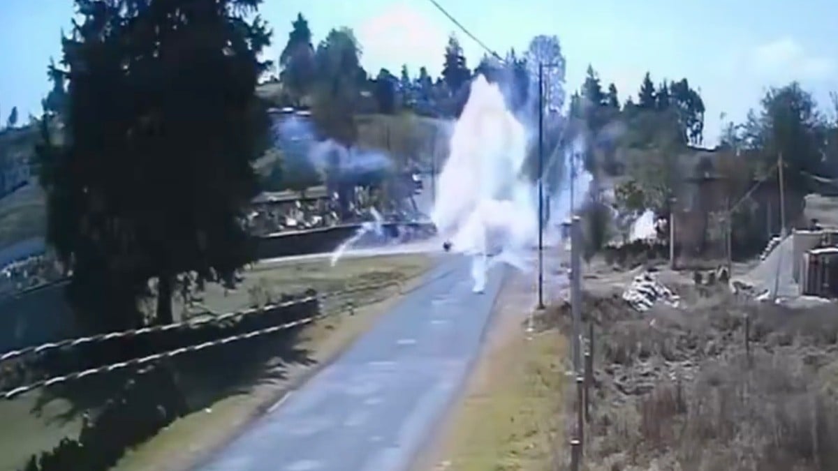 VIDEO ¡Impresionante! Captan explosión de motoneta cargada de pirotecnia
