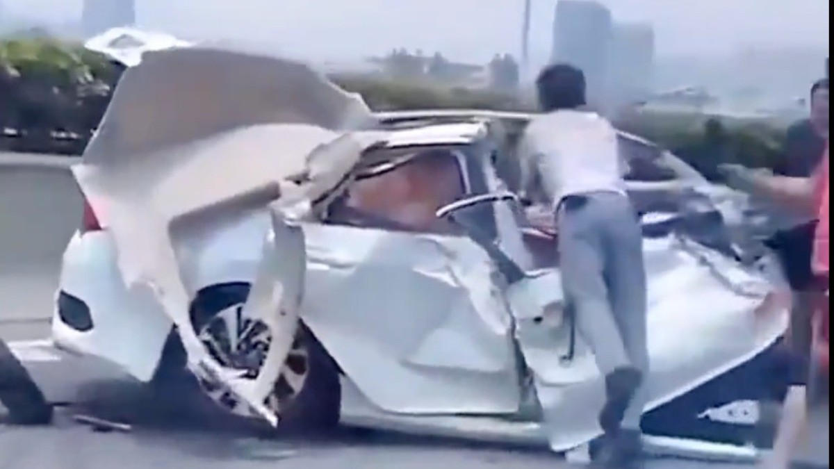 VIDEO ¡Indignante! Hombre ataca con machete a otro que estaba prensado por choque