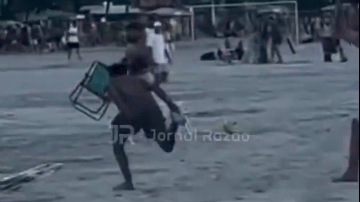 VIDEO Hombre pateó arena a turistas, todo se salió de control y los apuñaló