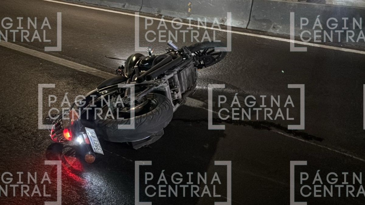 Policía les marca el alto: Pareja iba en moto y al huir chocan y hombre pierde las piernas