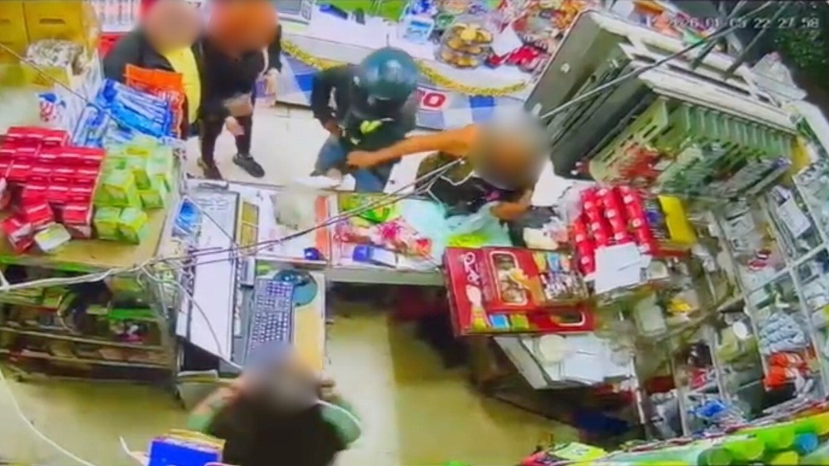 VIDEO Hombre armado intenta asaltar a cajera de minisúper ante varios clientes