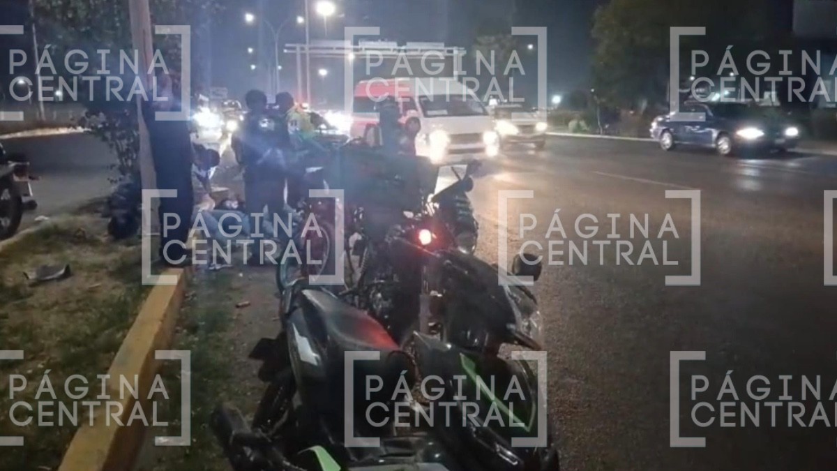 ¡Salieron volando! Jovencitas en moto chocan contra otra sobre bulevar Jorge Vértiz Campero
