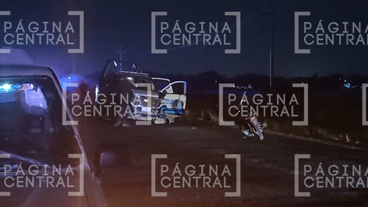 ¡Lo sacó volando! Policía atropella a motociclista en carretera a Puerto Interior