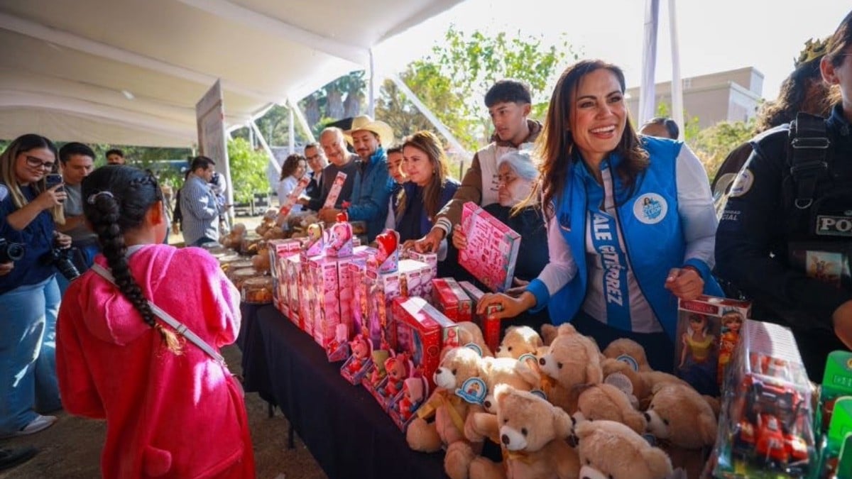¡Entregan sonrisas y regalos! Realizan Caravana de reyes magos en León