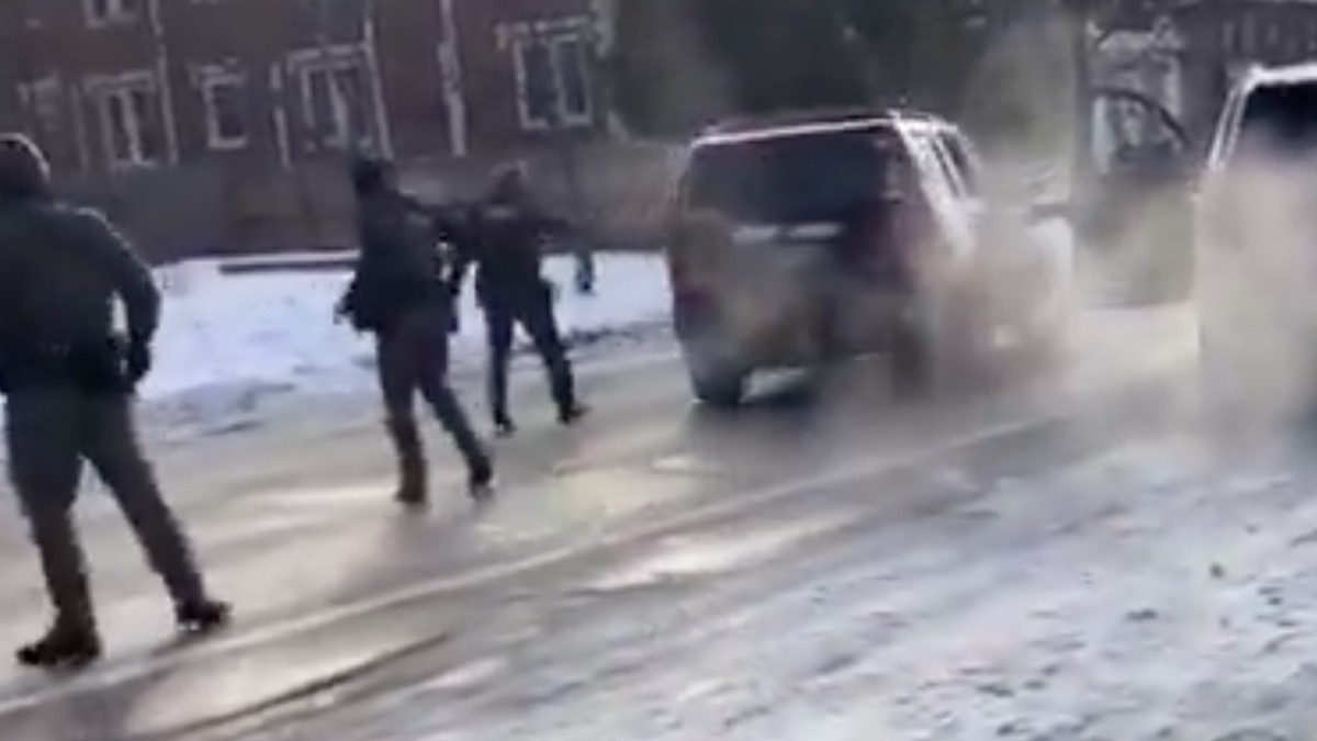 VIDEO ¡Imágenes fuertes! Agente de ICE dispara y mata a conductora durante redada