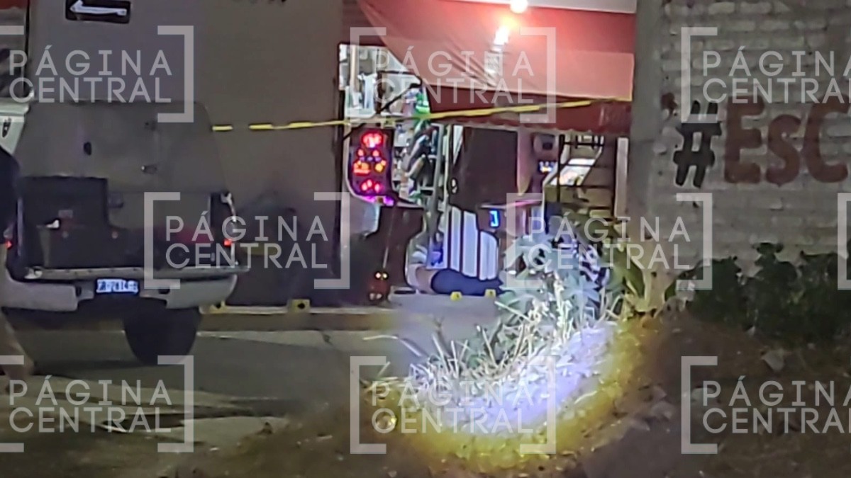 ¡Ya no regresó de la tienda! Lo balean afuera de abarrotera en Colonia Santa Cecilia
