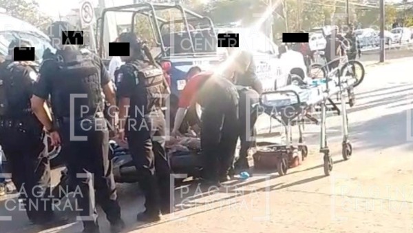 ¿Se pasó el rojo? Patrulla se lleva a pareja de motociclistas en Bulevar Delta