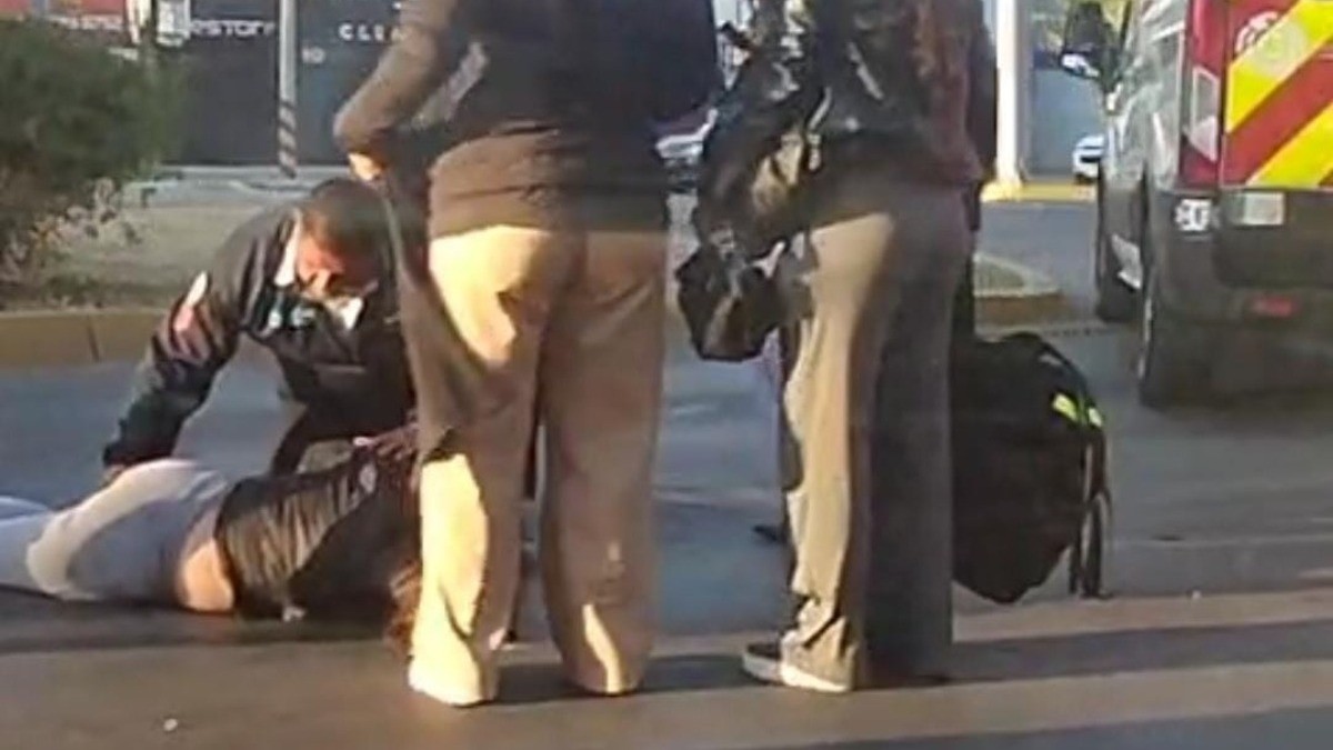 ¿Quién se pasó el rojo? Mujer en moto sufre choque con taxi y cae herida a medio bulevar