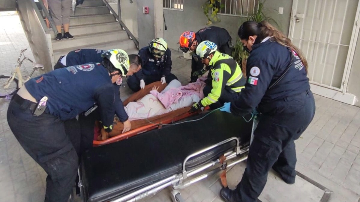 ¡La bajaron con cuerdas! Rescatan a mujer en labor de parto desde quinto piso