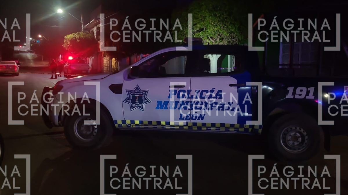 VIDEO Quedó tendido en la calle: Sicarios atacan a balazos a hombre, en León 