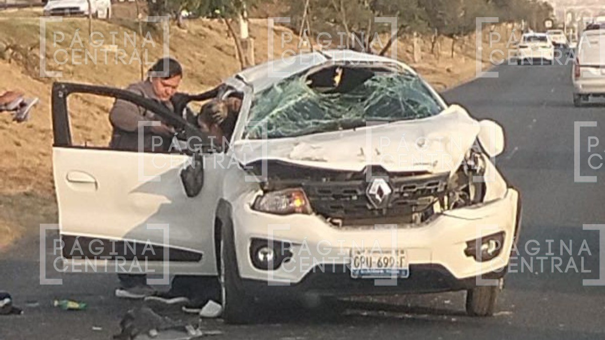 Iba a exceso de velocidad, no logra detenerse, sube a camellón y vuelca; hay tres heridos
