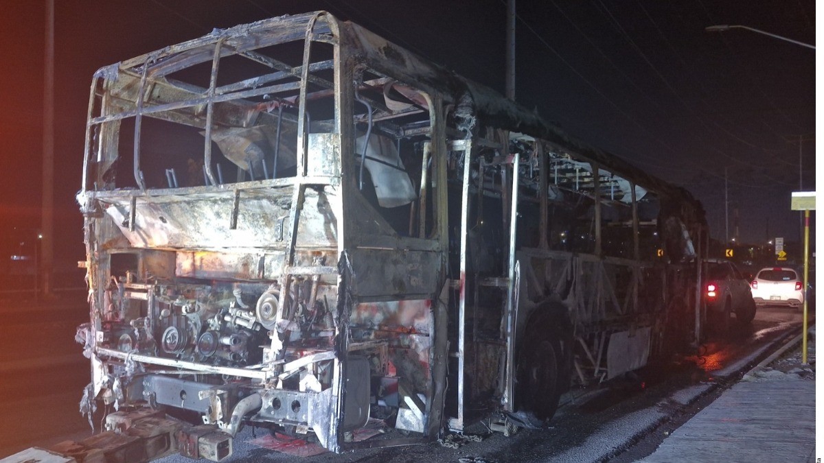 Se incendia camión; pasajeros logran ponerse a salvo