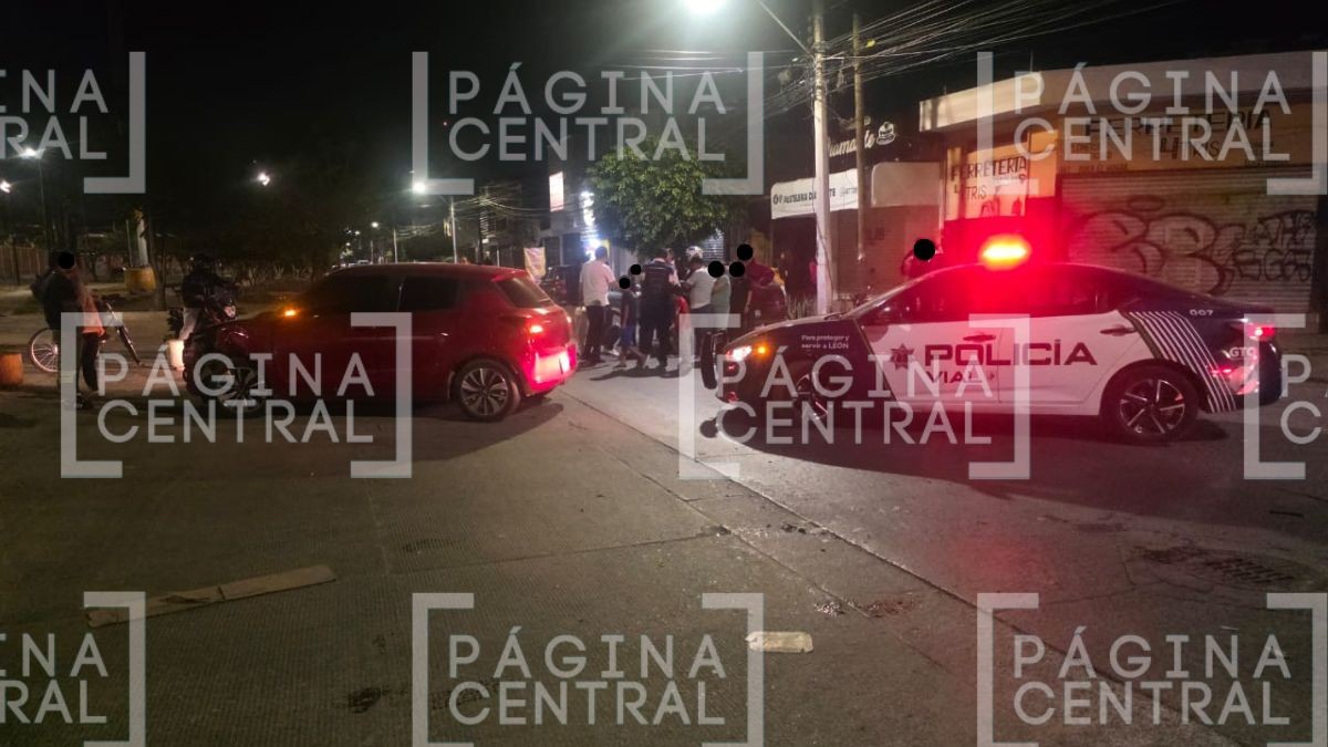 Detienen a conductor: Motociclista choca contra automóvil, en León