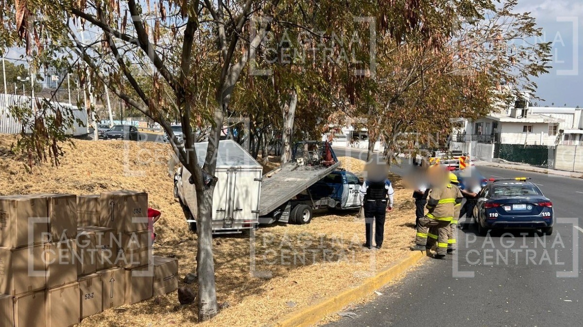¡Zapatos regados! Conductor de camioneta pierde control en una curva y vuelca