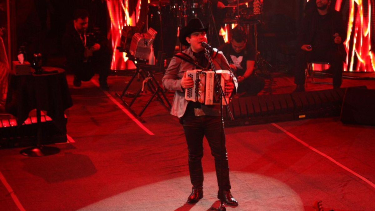 ¡Sin corridos! Alfredo Olivas llena Palenque y marca arranque distinto en Feria de León