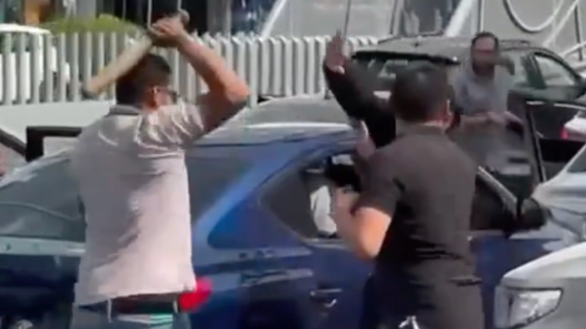 VIDEO Captan momento en que se arman los golpes en bulevar de León por caos vial