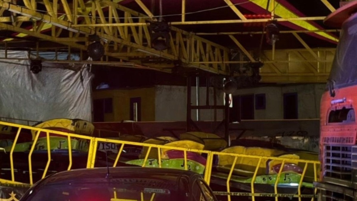 ¡Se les cayó encima! Padre e hijo viven momentos de terror tras falla de juego mecánico