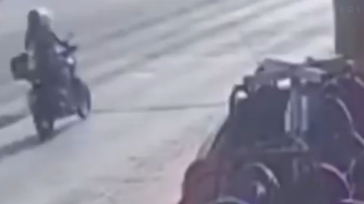 VIDEO Entre las víctimas hay una niña: Peatón provoca choque mortal de motocicletas