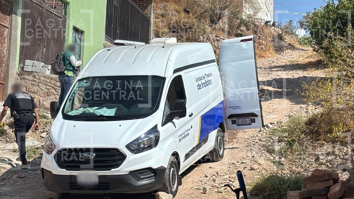 Albañiles iban a comenzar a trabajar cuando hallaron el cuerpo de una mujer semienterrado