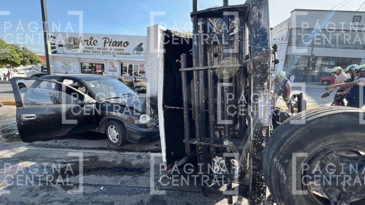 ¡Cayó sobre dos coches! Vuelca tractocamión en bulevar Juan Alonso de Torres