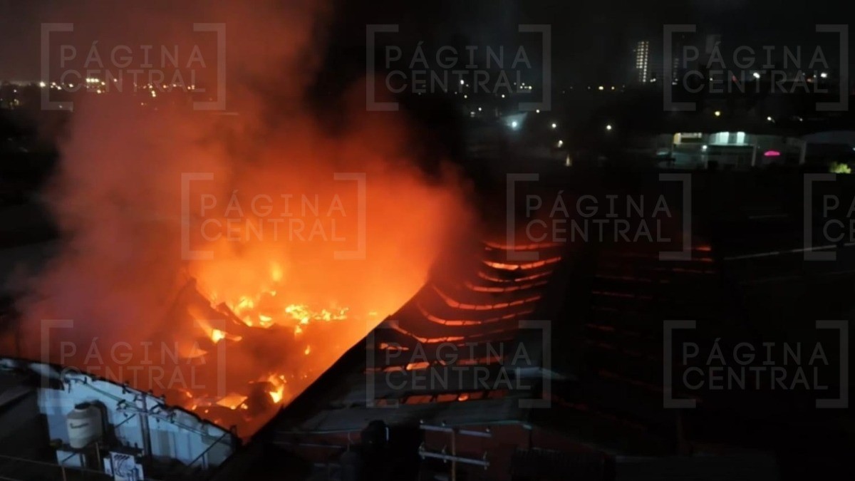 ¡Voraz incendio! Arrasa fuego con fábrica de suelas y varias naves en esta colonia de León