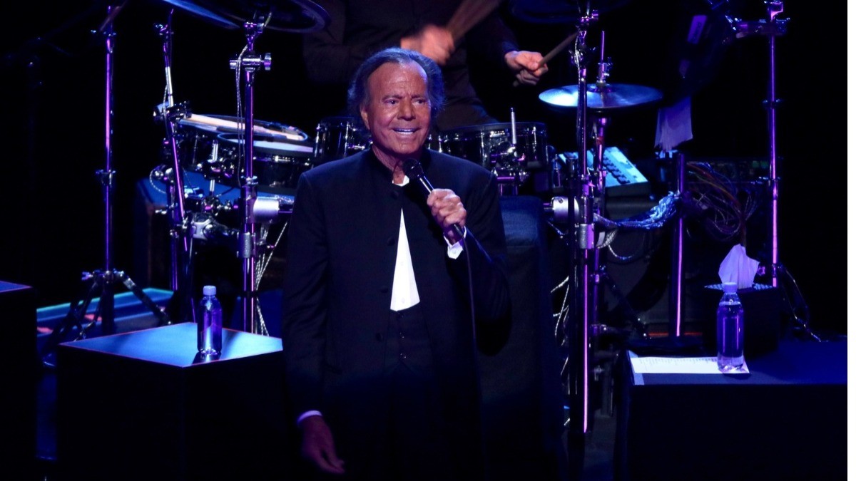 Acusan extrabajadoras a Julio Iglesias por agresión sexual