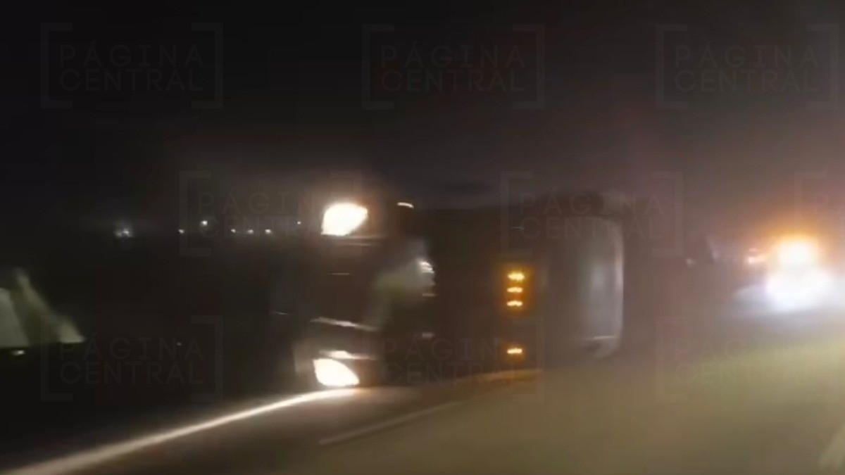 ¡Aparatoso! Tráiler vuelca en esta carretera y su conductor queda muy grave de salud