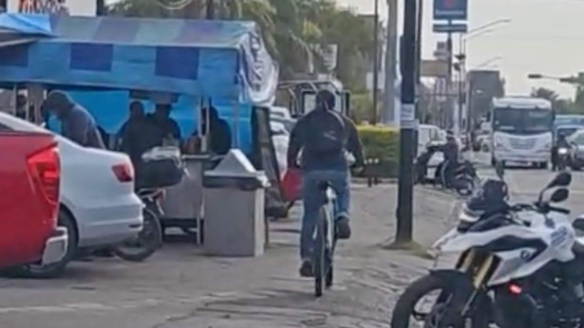 Hombres armados llegaron a puesto de tacos y frente a todos se llevaron a la empleada