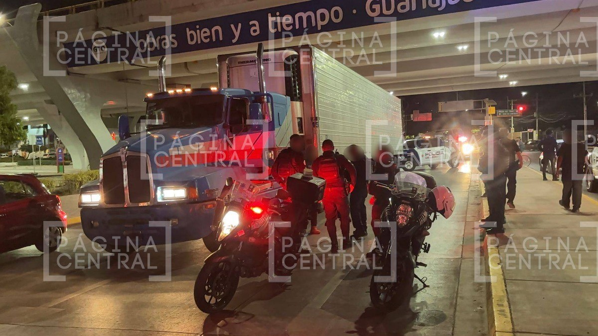 Policía de León intercepta tráiler robado y auto 'escolta' con bloqueadores de señal